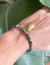 Bracelet en pierres avec cigale dorée - Farmatuur