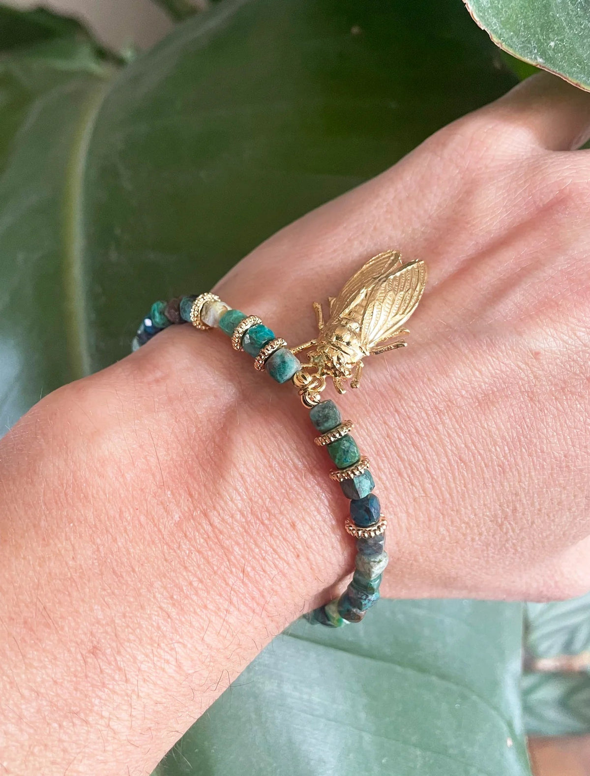 Bracelet en pierres avec cigale dorée - Farmatuur